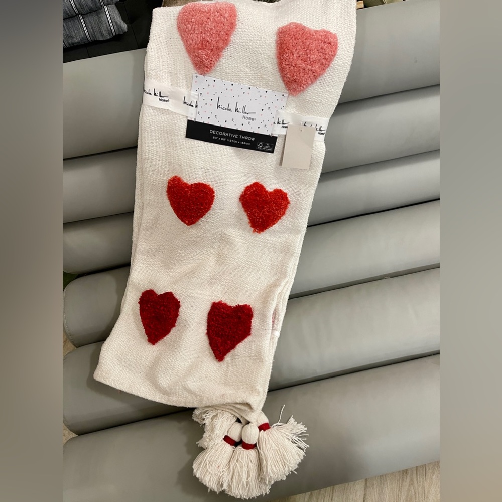 Nicole Miller Valentine’s Day Heart Throw w/pink & Red Tufted Hearts 🩷❤️ NWT